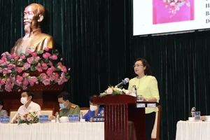 Ứng cử viên Phan Thị Thắng, Phó Chủ tịch UBND TPHCM trình bày chương trình hành động trước cử tri quận Bình Thạnh. Ảnh: THÁI PHƯƠNG