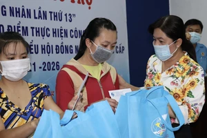 Chủ tịch Hội LHPN TPHCM trao quà nữ công nhân có hoàn cảnh đặc biệt khó khăn