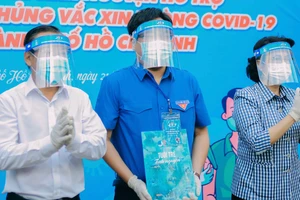 Đồng chí Tô Thị Bích Châu và đồng chí Nguyễn Hữu Hiệp động viên đoàn viên thanh niên trong ngày ra quân