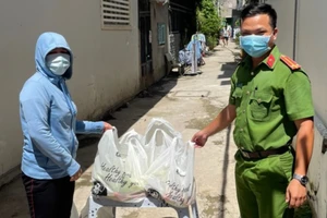 Quà của bà con tỉnh Lâm Đồng được tráo đến người dân khu cách ly tại TPHCM