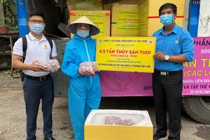 Đại diện Trung tâm Công tác xã hội Công đoàn TPHCM nhận 4,5 tấn cá từ miền Tây gửi tặng công nhân TPHCM