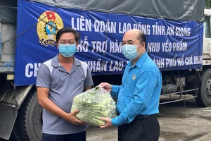 Phó chủ tịch LĐLĐ TPHCM Hồ Xuân Lâm trao quà từ tỉnh An Giang đến các công đoàn cơ sở để tặng công nhân lao động