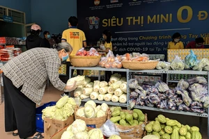 Người khó khăn chọn mua thực phẩm tại siêu thị 0 đồng ngày 25-7