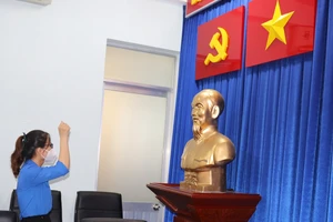 Đảng viên trẻ Lê Thị Vân tuyên thệ trong ngày vào Đảng 9-8