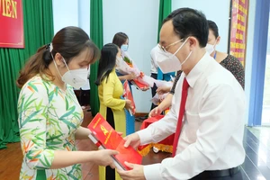 Bí thư Thành ủy TP Thủ Đức Nguyễn Văn Hiếu trao quyết định kết nạp đảng đảng viên mới