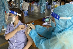Công nhân "3 tại chỗ" KCX Tân Thuận được tiêm vaccine Vero Cell sáng 15-8
