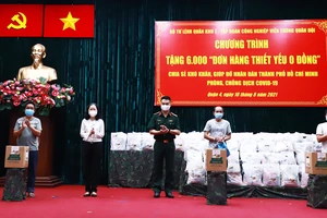 Bí thư Quận ủy quận 4 Thái Thị Bích Liên trao quà cho các hộ dân