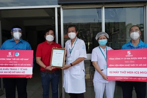 Chương trình "Tiếp sức Việt Nam" trao tặng máy thở và thiết bị y tế tại TPHCM