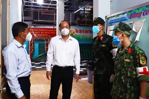 Phó Bí thư Thành ủy TPHCM Nguyễn Hồ Hải trao đổi với Ban Chỉ huy Quân sự quận 4 về công tác phối hợp chăm lo người dân
