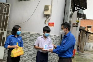 Bí thư Đoàn thành niên Tổng Công ty điện lực TPHCM Huỳnh Tấn Khương trao thiết bị học tập cho trẻ mồ côi tại quận 4