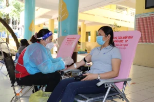 Người lao động tham gia hiến máu ngày 24-10