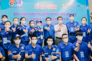 Phó Trưởng Ban Dân vận Thành ủy TPHCM Ngô Văn Luận động viên đội hình tình nguyện hỗ trợ tỉnh Sóc Trăng