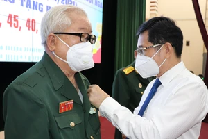 Đồng chí Dương Ngọc Hải trao Huy hiệu Đảng cho các đảng viên cao tuổi tại quận Tân Phú