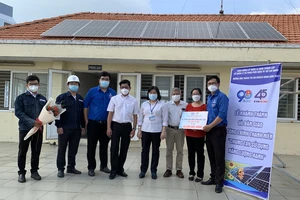 Đại diện EVN HCMC bàn giao công trình hệ thống điện năng lượng mặt trời cho trung tâm nuôi dưỡng bảo trợ trẻ em Linh Xuân
