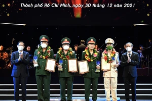 Chủ tịch UBND TPHCM Phan Văn Mãi trao Giải thưởng Sáng tạo TPHCM. Ảnh: VIỆT DŨNG