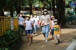 Gia đình công nhân tham gia vui chơi tại Công viên Văn hóa Đầm Sen ngày cuối năm