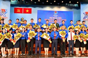 Bí thư Thành ủy TPHCM Nguyễn Văn Nên cùng các đồng chí lãnh đạo chúc mừng BCH Đoàn TNCS Hồ Chí Minh quận Phú Nhuận. Ảnh: VIỆT DŨNG
