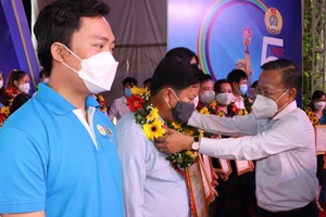Trưởng Ban Dân vận Thành ủy TPHCM Nguyễn Hữu Hiệp tuyên dương các cá nhân tích cực tham gia phòng chống dịch Covid-19