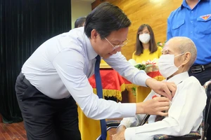 Chủ tịch UBND TPHCM Phan Văn Mãi trao Huy hiệu Đảng cho các đảng viên cao tuổi đảng tại quận 7