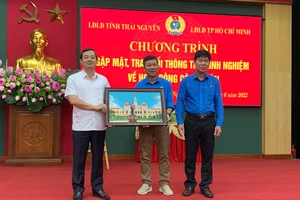 LĐLĐ TPHCM trao tặng LĐLĐ tỉnh Thái Nguyên bức tranh Bác Hồ trước trụ sở UBND TPHCM