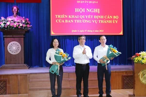 Trưởng Ban Tổ chức Thành ủy TPHCM Nguyễn Phước Lộc chúc mừng đồng chí Thái Thị Bích Liên và đồng chí Nguyễn Quốc Thái