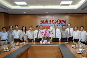 Đoàn lãnh đạo TPHCM do đồng chí Nguyễn Hồ Hải, Phó Bí thư Thành ủy TPHCM dẫn đầu đến thăm, chức mừng Báo SGGP. Ảnh: DŨNG PHƯƠNG