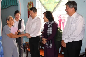 Đồng chí Dương Anh Đức, Phó Chủ tịch UBND TPHCM thăm hỏi sức khỏe bà Dương Thị Dễ