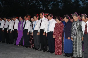 Các đồng chí lãnh đạo, nguyên lãnh đạo Đảng, Nhà nước, TPHCM dành phút mặc niệm tưởng nhớ các anh hùng liệt sĩ tại Nghĩa trang Hàng Dương