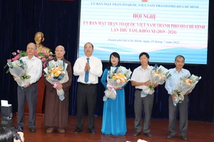 Phó Bí thư Thành ủy TPHCM Nguyễn Hồ Hải chúc mừng đồng chí Trần Kim Yến và các ủy viên Ủy ban MTTQ Việt Nam TPHCM