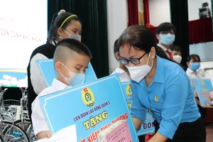 Học sinh hoàn cảnh khó khăn học tốt nhận học bổng Nguyễn Đức Cảnh do LĐLĐ quận 5 trao tặng