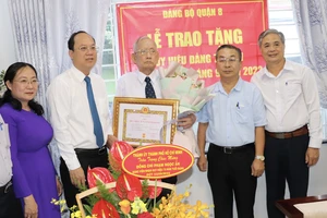 Đồng chí Nguyễn Hồ Hải trao Huy hiệu 75 năm tuổi Đảng cho đồng chí Phạm Ngọc Ẩn