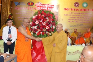 Hội thảo nhận hoa chúc mừng từ Giáo hội Phật giáo Việt Nam
