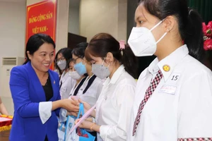 Trao học bổng Nguyễn Thị Minh Khai đến nữ sinh khó khăn