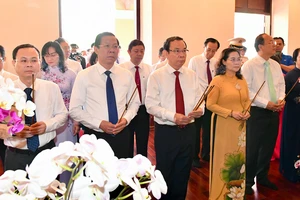 Lãnh đạo TPHCM dâng hương Chủ tịch Hồ Chí Minh tại Bảo tàng Hồ Chí Minh chi nhánh TPHCM. Ảnh: VIỆT DŨNG