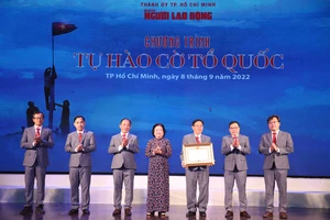 Đồng chí Trương Mỹ Hoa trao Bằng khen của Thủ tướng Chính phủ cho tập thể Báo Người Lao Động