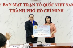 Chủ tịch Ủy ban MTTQ Việt Nam TPHCM Trần Kim Yến nhận ủng hộ từ Liên đoàn Lao động TPHCM