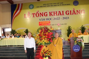 Phó Bí thư Thành ủy TPHCM Nguyễn Hồ Hải tặng hoa chúc mừng ngày Tổng khai giảng tại Học việc Phật giáo tại TPHCM