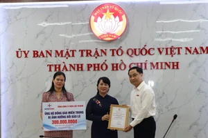 Chủ tịch Ủy ban MTTQ Việt Nam TPHCM Trần Kim Yến tiếp nhận ủng hộ từ Tổng Công ty Điện lực TPHCM chăm lo đồng bào miền Trung 