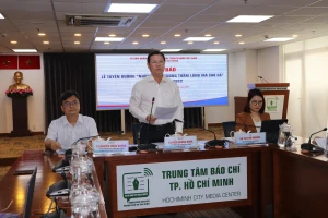 Phó Trưởng Ban Thi đua Khen thưởng TPHCM Nguyễn Hoàng Hưng thông tin tại buổi họp báo ngày 11-10