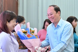 Phó Bí thư Thành ủy TPHCM Nguyễn Hồ Hải biểu dương các học viên xuất sắc tại lễ bế giảng khóa bồi dưỡng kiến thức, kỹ năng công tác dân tộc, tôn giáo. Ảnh:VIỆT DŨNG