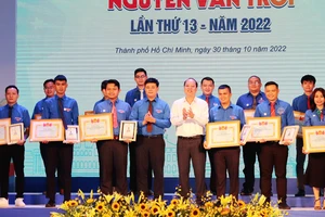 Phó Bí thư Thành ủy TPHCM Nguyễn Hồ Hải chúc mừng các gương thanh niên công nhân tiểu biểu đạt Giải thưởng Nguyễn Văn Trỗi năm 2022