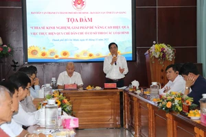 Phó Trưởng Ban Dân vận Thành ủy TPHCM Ngô Văn Luận trao đổi tại buổi tọa đàm