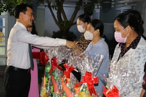 Phó Chủ tịch UBND TPHCM Bùi Xuân Cường tặng hoa chúc mừng ngày hội