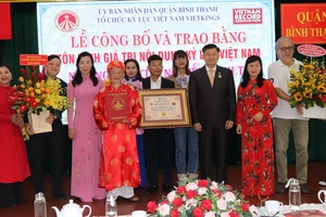 Tổ chức Kỷ lục Việt Nam trao Bằng tôn vinh giá trị nội dung kỷ lục Việt Nam đến nhà nghiên cứu Nguyễn Đình Tư