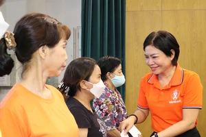 Phó Chủ tịch UBND quận Phú Nhuận Nguyễn Thị Kiều Nhi trao quà phụ nữ khó khăn