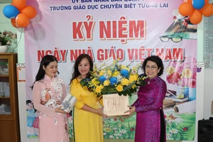 Bí thư Quận ủy quận 1 Tô Thị Bích Châu tặng hoa chúc mừng giáo viên tại Trường Giáo dục chuyên biệt Tương Lai