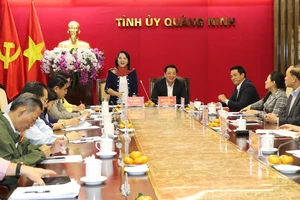 Chủ tịch Ủy ban MTTQ Việt Nam TPHCM Trần Kim Yến trao đổi tại buổi làm việc tại tỉnh Quảng Ninh