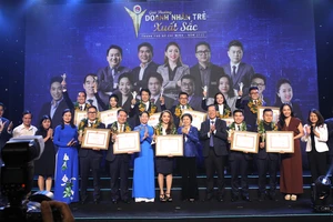 Chủ tịch UBND TPHCM Phan Văn Mãi tuyên dương các doanh nhân trẻ tiêu biểu 
