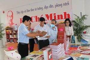 Các đại biểu tham quan, tìm hiểu về cuộc đời, sự nghiệp Chủ tịch Hồ Chí Minh tại Không gian văn hóa Hồ Chí Minh vừa ra mắt tại quận 4