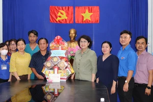 Đồng chí Tô Thị Bích Châu thăm, chúc mừng năm mới tại Trung tâm công tác xã hội – Giáo dục nghề thanh thiếu niên Thành phố